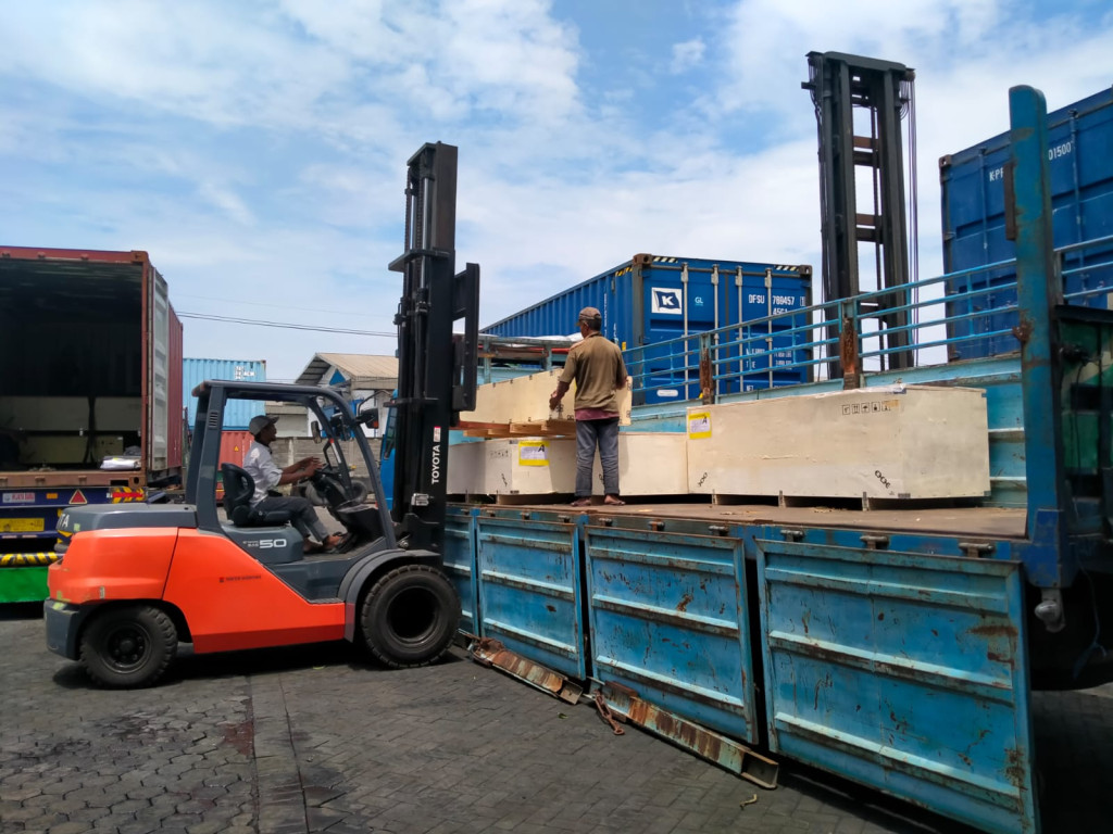 cargo surabaya majene